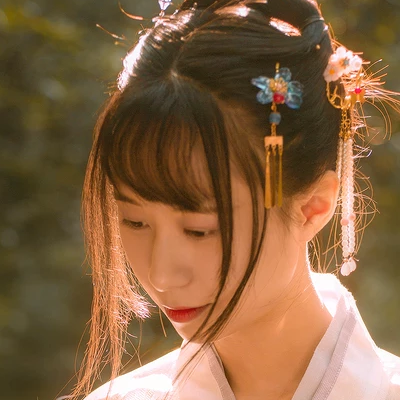 秋藝帶折扇女生頭像，唯美古風(fēng)真人頭像