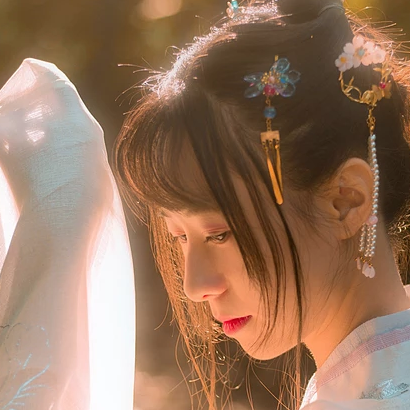 秋藝帶折扇女生頭像，唯美古風(fēng)真人頭像