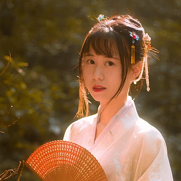 秋藝帶折扇女生頭像，唯美古風(fēng)真人頭像