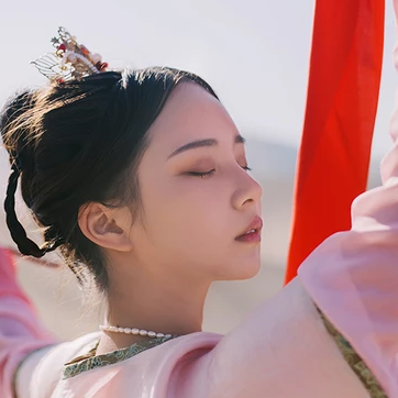 沙漠紅衣女子頭像，唯美古風(fēng)真人頭像