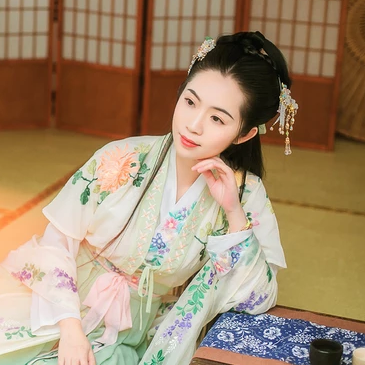 秋意楓葉帶團(tuán)扇頭像,唯美古風(fēng)真人頭像