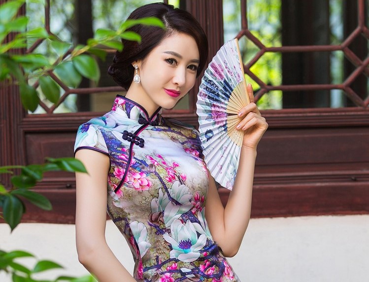 復(fù)古短袖旗袍裙，邂逅唯美嫵媚花色迷人旗袍