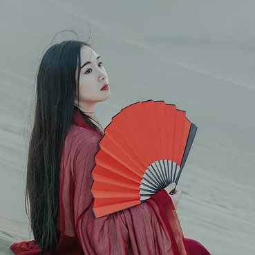 沙漠紅衣帶傘女生頭像，唯美古風(fēng)真人頭像