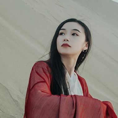 沙漠紅衣帶傘女生頭像，唯美古風(fēng)真人頭像