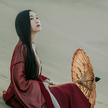 沙漠紅衣帶傘女生頭像，唯美古風(fēng)真人頭像