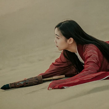 沙漠紅衣帶傘女生頭像，唯美古風(fēng)真人頭像
