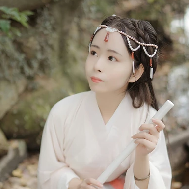 楓葉帶團(tuán)扇女生頭像，唯美古風(fēng)真人頭像