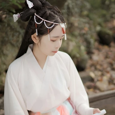 楓葉帶團(tuán)扇女生頭像，唯美古風(fēng)真人頭像