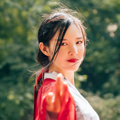 紅衣喝酒女生頭像，唯美古風(fēng)真人頭像