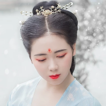 雪景帶團扇女生頭像，唯美古風真人頭像