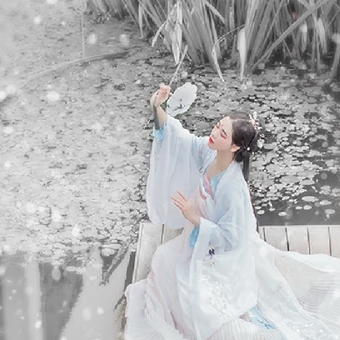 雪景帶團扇女生頭像，唯美古風真人頭像