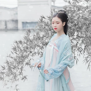 雪景帶團扇女生頭像，唯美古風真人頭像