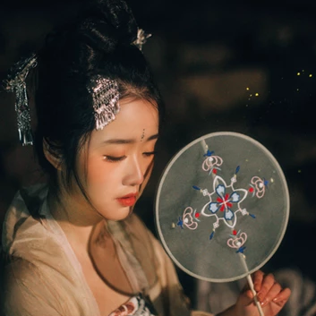 夜景帶團(tuán)扇女生頭像，唯美古風(fēng)真人頭像