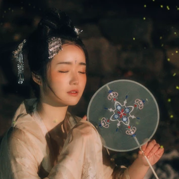 夜景帶團(tuán)扇女生頭像，唯美古風(fēng)真人頭像