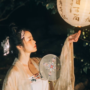 夜景帶團(tuán)扇女生頭像，唯美古風(fēng)真人頭像