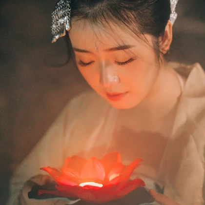 夜景帶團(tuán)扇女生頭像，唯美古風(fēng)真人頭像