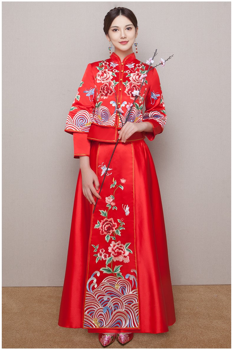 牡丹花刺繡新娘結(jié)婚禮服，波浪紋邊中式禮服