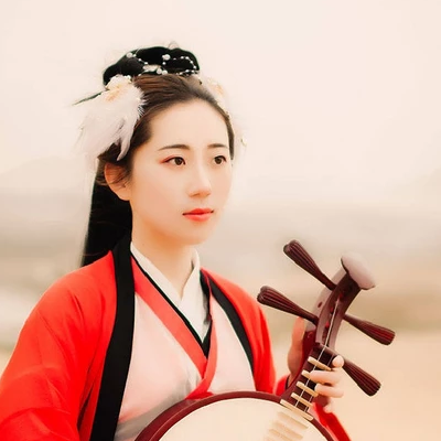 大漠紅衣帶傘女生頭像，唯美古風(fēng)真人頭像