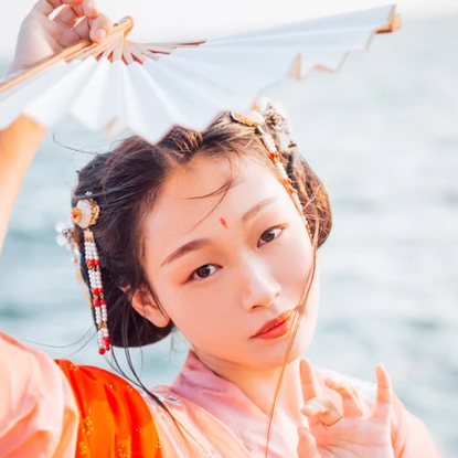 滄海風舞帶折扇女生頭像，唯美古風真人頭像