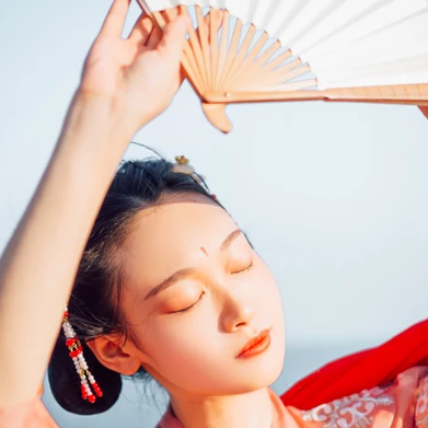 滄海風舞帶折扇女生頭像，唯美古風真人頭像