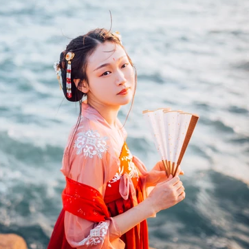 滄海風舞帶折扇女生頭像，唯美古風真人頭像
