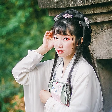 花庭樹下女生頭像，唯美古風(fēng)真人頭像