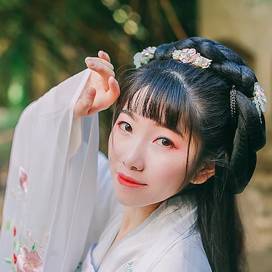 花庭樹下女生頭像，唯美古風(fēng)真人頭像