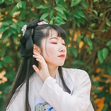 花庭樹下女生頭像，唯美古風(fēng)真人頭像