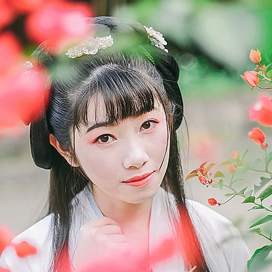花庭樹下女生頭像，唯美古風(fēng)真人頭像