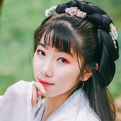 花庭樹下女生頭像，唯美古風(fēng)真人頭像