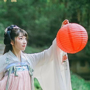 花庭樹下女生頭像，唯美古風(fēng)真人頭像