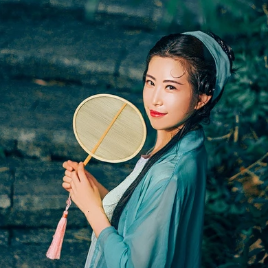 青青帶團扇女生頭像，唯美古風(fēng)真人頭像