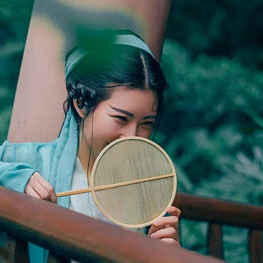 青青帶團扇女生頭像，唯美古風(fēng)真人頭像