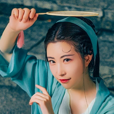 青青帶團扇女生頭像，唯美古風(fēng)真人頭像