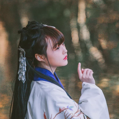 文藝彈琵琶女生頭像，唯美古風真人頭像