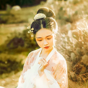 淡雅文藝帶團(tuán)扇女生頭像，唯美古風(fēng)真人頭像