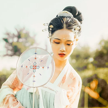 淡雅文藝帶團(tuán)扇女生頭像，唯美古風(fēng)真人頭像