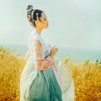 淡雅文藝帶團(tuán)扇女生頭像，唯美古風(fēng)真人頭像