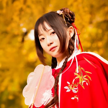 銀杏紅衣閨蜜頭像，唯美古風(fēng)真人頭像