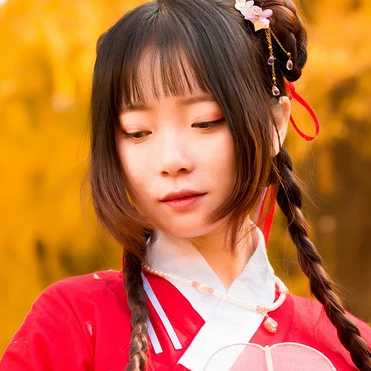 銀杏紅衣閨蜜頭像，唯美古風(fēng)真人頭像