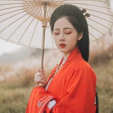 紅衣蒹葭帶傘頭像，唯美古風真人頭像