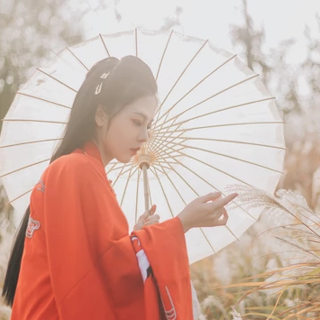 紅衣蒹葭帶傘頭像，唯美古風真人頭像