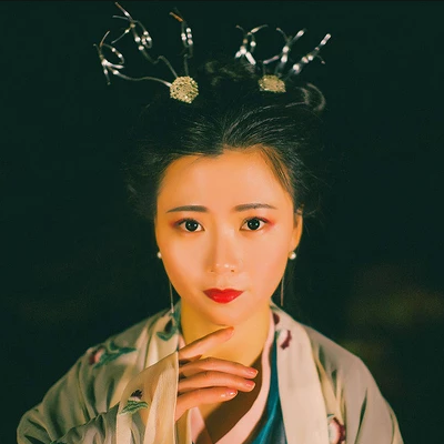 夜晚彈琵琶女生頭像，唯美古風(fēng)真人頭像