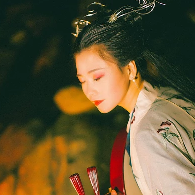 夜晚彈琵琶女生頭像，唯美古風(fēng)真人頭像