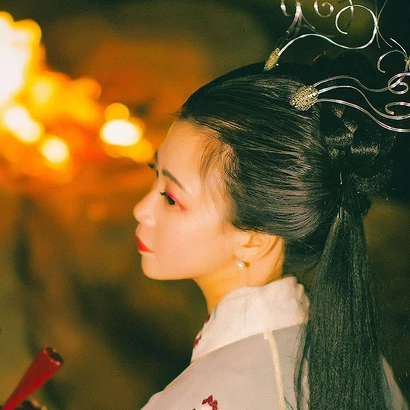 夜晚彈琵琶女生頭像，唯美古風(fēng)真人頭像