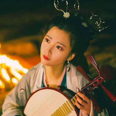 夜晚彈琵琶女生頭像，唯美古風(fēng)真人頭像