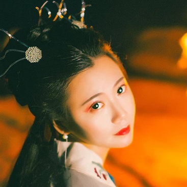 夜晚彈琵琶女生頭像，唯美古風(fēng)真人頭像