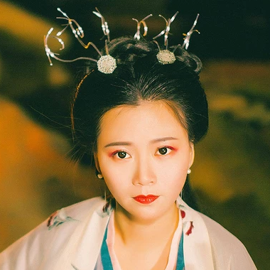 夜晚彈琵琶女生頭像，唯美古風(fēng)真人頭像