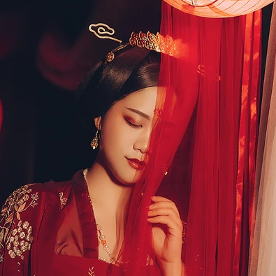 紅衣帶團(tuán)扇女生頭像，唯美古風(fēng)真人頭像
