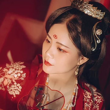 紅衣帶團(tuán)扇女生頭像，唯美古風(fēng)真人頭像